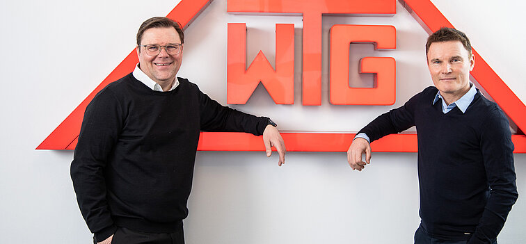 Gerrit Schütze und Dirk Walla vor dem WTG Logo